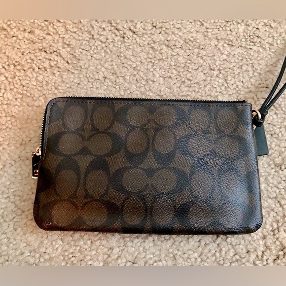 Coach (Corner) LRG Double Zip Wristlet/ Wallet w/ Coach paper gift bag included - Picture 3 of 15